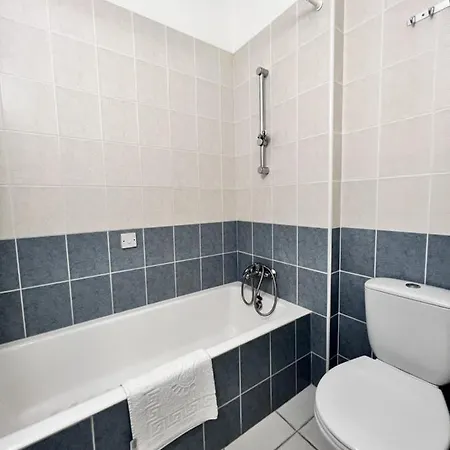 Iris Village פאפוס