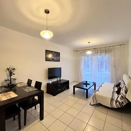 Iris Village * פאפוס